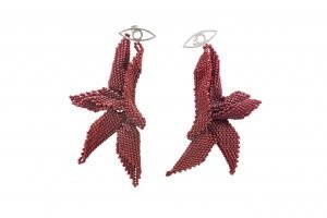 Aretes Aves del Paraíso Rojas. Color vibrante y diseño de autor. Dale a tu look un toque exótico y audaz.