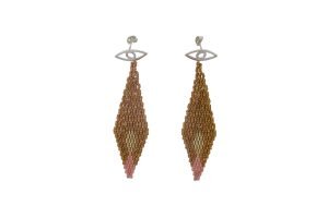 Aretes Ojos de Dios II. Tejido fino de chaquira japonesa inspirado en la geometría sagrada y la protección indígena.