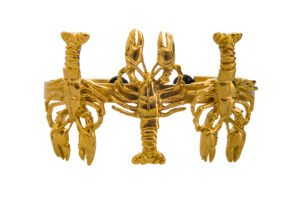 ¿Armadura o joya? Descubre el Brazalete Langosta de Joya de Arte. ¿Puede la anatomía marina ser el nuevo lujo?