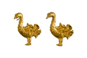 Aretes Ganso Saxofón. Diversión y diseño de autor. Chapa de oro para almas creativas que vibran con ritmo propio.