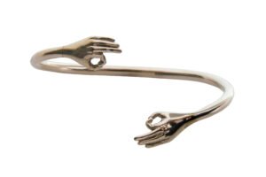 ¿Un gesto que sana? Brazalete Mudras de Joya de Arte. Descubre el poder del equilibrio en plata. ¿Cuál es tu intención hoy?
