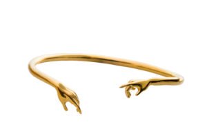 Lleva el arte de la Capilla Sixtina en tu piel con Joya de Arte. Un brazalete sofisticado para un estilo divino y eterno.
